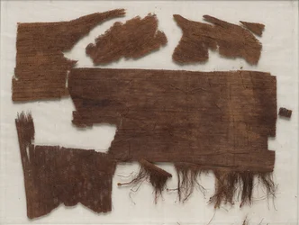 Fragmenty obalů egyptské mumie nalezené v rakvi Senbi, Střední říše, kolem 1918-1859 př.nl