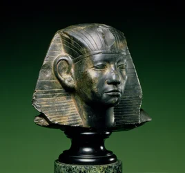 Hlava krále Amenemhata III., z Asuánu, Střední říše, 1842-1797 př. n. l. (tmavý fosilní vápenec)