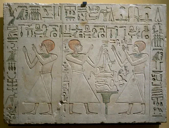 Mery, Hetepuy a Khety, společní kancléři za vlády Senwosreta (Sesostris) I, malovaná vápencová stéla, egyptská civilizace, Říše středu, dynastie XII.