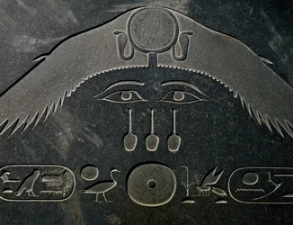 Pyramidion Amenemheta III., výška 140 cm, čedič, z Dahšúru, detail, egyptská civilizace, Střední říše, XII. dynastie