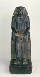 Sedící socha Sesostris III, z Hierakonpolis, Střední říše (černá žula)