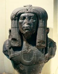 Busta Amenemheta III. (Nimaat Re nebo Ammenemes III), zobrazeného jako kněz, z Fajjúmu, Střední říše, 12. dynastie
