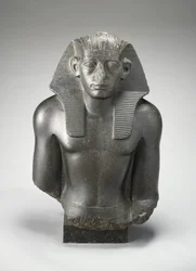 Mužská hlava a trup sedící sochy krále Sesostris III? Egypta