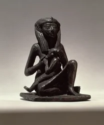 Princezna kojící dítě, možná z Edfu, druhé přechodné období (měď)