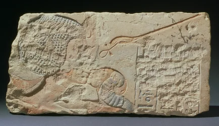 Polibek, reliéf královny Nefertiti líbající jednu ze svých dcer, z Hermopole, Nová říše, amarnské období