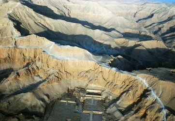 Letecký pohled na Hatšepsutin chrám, Deir el-Bahari, Thebanská nekropole, Luxor, Egypt, Nová říše, dynastie XVIII