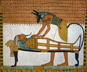 Anubis, bůh mrtvých, se sklání nad Sennutemovou mumií...