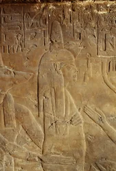 Anubis držící mumii, reliéf z hrobky Maii, Tutanchamonovy vlhké chůvy, Sakkára, Egypt, Egyptská civilizace, Nová říše, Dynastie XVIII, Detail
