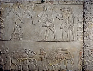 Uspořádání potravin ve skladech, vápencový nástěnný reliéf, z Memfitské hrobky Horemheba v Sakkáře, Egyptská civilizace, Nová říše, dynastie XVIII