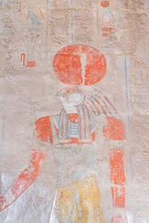 Basreliéfní řezba boha slunce Ra, chrám Hatšepsut v Deir Al Bahari, Luxor, Egypt (foto)