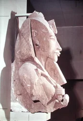 Busta Amenophis IV (Achnaton) (asi 1364-1347 př.nl) z Amunova chrámu v Karnaku, asi 1353-1337 př.nl (pískovec)