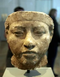 Busta Nefertiti (c1370-c1330 př.nl) Velká královská manželka (hlavní choť) egyptského faraona Achnatona. Nefertiti a její manžel byli známí náboženskou revolucí. Začali uctívat jediného boha, Atona, sluneční kotouč.