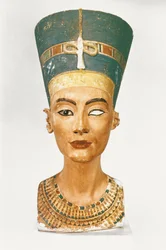 Busta královny Nefertiti, pohled zepředu, z dílny sochaře Thutmose v Tell el-Amarně