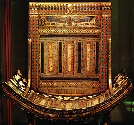 Obřadní židle Tutanchamona, detail zakřiveného sedadla a opěradla, Nová říše, kolem roku 1325 př. n. l. (detail 59232)