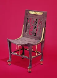 Židle z hrobky Tutanchamona (asi 1370–1352 př. n. l.) zobrazující ducha milionů let, Nová říše (cedrové dřevo) (viz také 148192)
