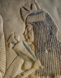 Dejat, detail z malovaného basreliéfu zobrazujícího Imenmese a Dejata, rodiče generála Imenemineta, z hrobky v Memfidě, Egyptská civilizace, Nová říše, dynastie XVIII