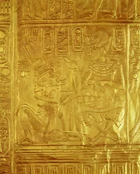 Detail ze zlaté svatyně, z hrobky Tutanchamona (asi 1370-1352 př.nl) Nová říše (dřevo překryté gessem pokrytým plátovým zlatem)