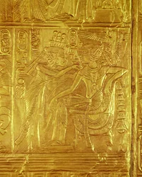 Detail ze zlaté svatyně, z hrobky Tutanchamona (asi 1370-1352 př.nl) Nová říše (dřevo překryté gessem pokrytým plátovým zlatem)