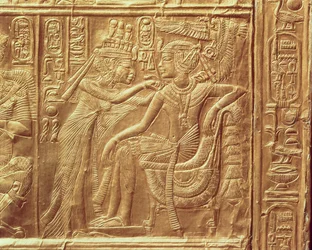 Detail z malé svatyně Tutanchamona zobrazující královnu zapínající náhrdelník kolem krku králů, Nová říše, cca 1340 př. n. l. (pozlaceno) (viz také 228562)