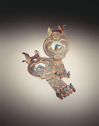 Náušnice s hybridními ptáky s křídly sokolů a hlavami kachen, z hrobky Tutanchamona (asi 1370-1352 př. n. l.) Nová říše (zlato vykládané barevným sklem a fajánsí)