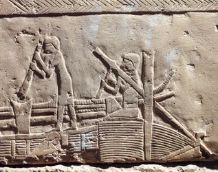 Egypt, starověký Memfis, nekropole Sakkára. Mastaba v Ipi. Reliéf zobrazující tesaře opravující loď. (Nová říše, dynastie XVIII)