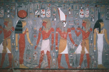 Egypt, Théby, Luxor, Údolí králů, Horemhebova hrobka, nástěnná malba zobrazující Horemheba mezi bohyní Isis a bohem Horem, Nová říše, dynastie XVIII