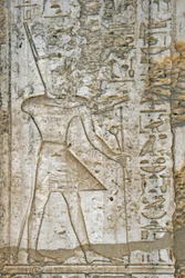 Egyptský starověk: detail reliéfu z albastrové kaple faraona Thutmose IV (1419-1387 př. n. l.), který nese symboly moci. Skanzen chrámu v Karnaku Egypt