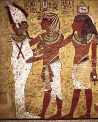 Egyptská starověká památka: faraon Tutanchamon před bohem Osirisem