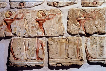 Egyptský starověk: „“Uctívání slunce““ Fragment zdi v gresu z Amenophis IV do Luxoru. 1365-1360 před naším letopočtem. 18. dynastie