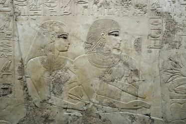 Egyptská antika: reliéf představující hosty pohřební hostiny - Hrobka vezíra Ramose (18. dynastie) - Luxor, Théby, Hrobka šlechticů Egypt - Egyptská civilizace: Vítězná hrobka (18. století): basreliéf znázorňující hosty pohřební hostiny, z hrobky šlechticů
