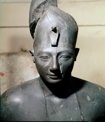 Egyptský starověk: čedičová busta faraona Thutmose (Tuthmosis nebo Thutmus) III (cca 1504-1450 př. n. l.) 18. dynastie. Z Karnaku. Káhira, Egyptské muzeum