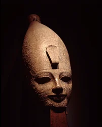 Egyptský starověk: kolosální hlava Amenophis III (Amenhotep). Socha z růžové žuly. 14. století před naším letopočtem. 18. dynastie. Muzeum v Luxoru (Luksor nebo Luqsor). Egypt