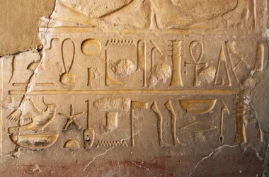 Egyptský starověk: detail nápisu s kazetou a hieroglyfy představující dlouhý život a prosperitu. Chrám zasvěcený královně Hatšepsut (Hatšepsut) (1479 př.nl - 1457 př.nl) Deir el Bahari, Egypt