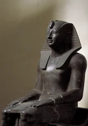Egyptský starověk: plastika z basanitu představující vládce Thutmosis (Tuthmosis nebo Thutmus) III (1479-1425 př.nl), egyptského faraona. Ztlumit. 192 cm. 18. dynastie. Turín, Egyptské muzeum
