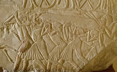 Egyptský starověk: otroci nesoucí obelisk během velkých děl faraonského Egypta. Detail reliéfu z hrobu vysokého úředníka konce 18. dynastie. 1570-1320 před naším letopočtem. Bologna, Civico Museo Archeologico
