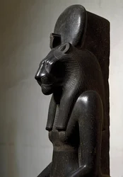 Egyptské starověké umění: lví bohyně Sachmet korunovaná slunečním kotoučem. Socha z černé žuly. 1540-1295 př. n. l. V. 210 cm, Turín, Egyptské muzeum