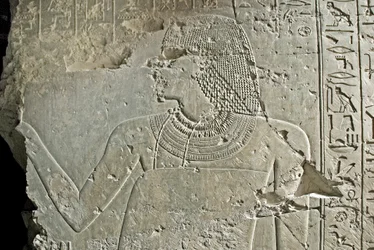 Egyptská antiquitis: reprezentace vezíra Ramose. Nízký reliéf jeho hrobky (18. dynastie). Luxor, Théby, Hrobka šlechticů Egypt
