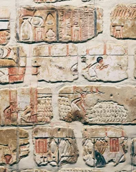 Egyptská civilizace, fragmenty Talatatovy zdi z chrámu Amenhotepa IV. v Karnaku, Luxor, Egypt