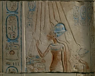 Egyptská rytina představující Achnatona a Nefertiti uctívající sluneční disk, z Tall al-Amarna, Egypt, Nová říše, dynastie XVIII.