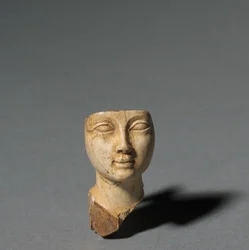 Tvář z kosmetické lžíce, 1391-1353 př.nl