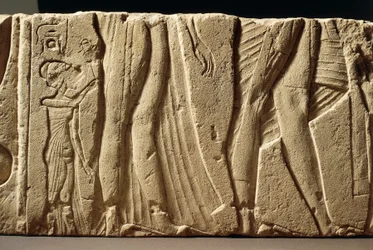 Fragment vyřezávané stěny zobrazující princeznu doprovázející rodiče se synem Achnatona, z Hermopole