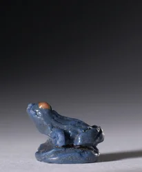 Žabí amulet, cca 1380-1330 př.nl (polychromovaná fajáns)