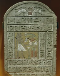 Pohřební stéla Ibi, mistr komnaty v královském paláci Zesnulý před pohřebními dary Nahoře, oči ochrany a hieroglyf "Shen", což znamená "věčnost"