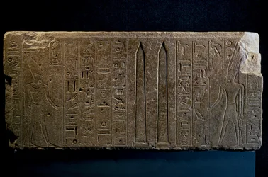 Hatšepsut a její obelisky, kvarcitový blok, z Amonova chrámu v Karnaku, egyptská civilizace, Nová říše, XVIII. dynastie