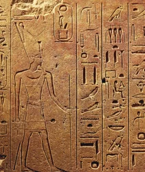 Hieroglyfy, detail bloku z Hatšepsutina chrámu v Karnaku, Egyptská civilizace, Nová říše, dynastie XVIII
