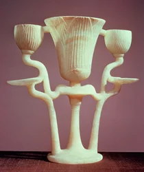 Lampa v podobě tří lotosových květů, z hrobky Tutanchamona (asi 1370-52 př.nl) Nová říše (alabastr)