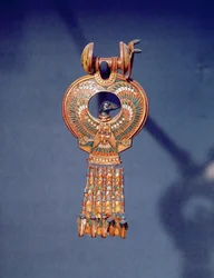 Levá náušnice z páru náušnic s modrým ptákem, z Tutanchamonovy hrobky, Údolí králů, Théby, asi 1347-37 př. n. l. (zlato a tavené sklo) (344029)