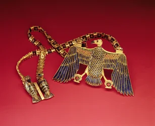Náhrdelník se supím přívěskem, z hrobky Tutanchamona (asi 1370-1352 př. n. l.) Nová říše (zlato poseté lapis lazuli a kornelianem) (viz také 228214)