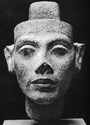Nefertiti, královna choť Akenatona (Achnatona), heretického faraona. 14. století př. n. l. (socha v tmavé žulové bustě)