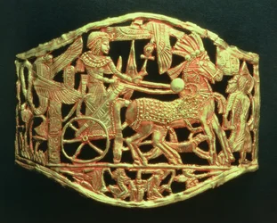 Prolamovaná plaketa nebo spona zobrazující triumfální návrat králů s vězni z hrobky Tutanchamona (asi 1370-52 př. n. l.) Nová říše (zlato) (viz také 391017)
